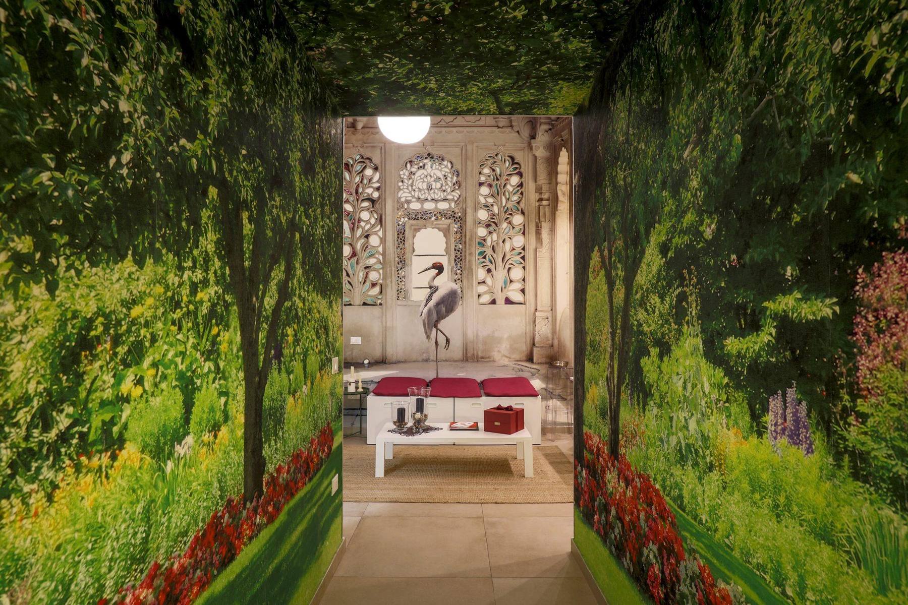 Il tunnel verde dell'ingresso con l'airone in fondo