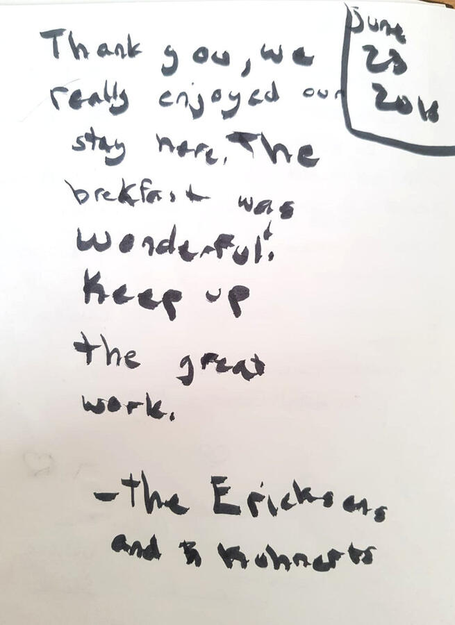 Biglietto scritto a mano in inglese: Thank you, we really enjoyed our stay here