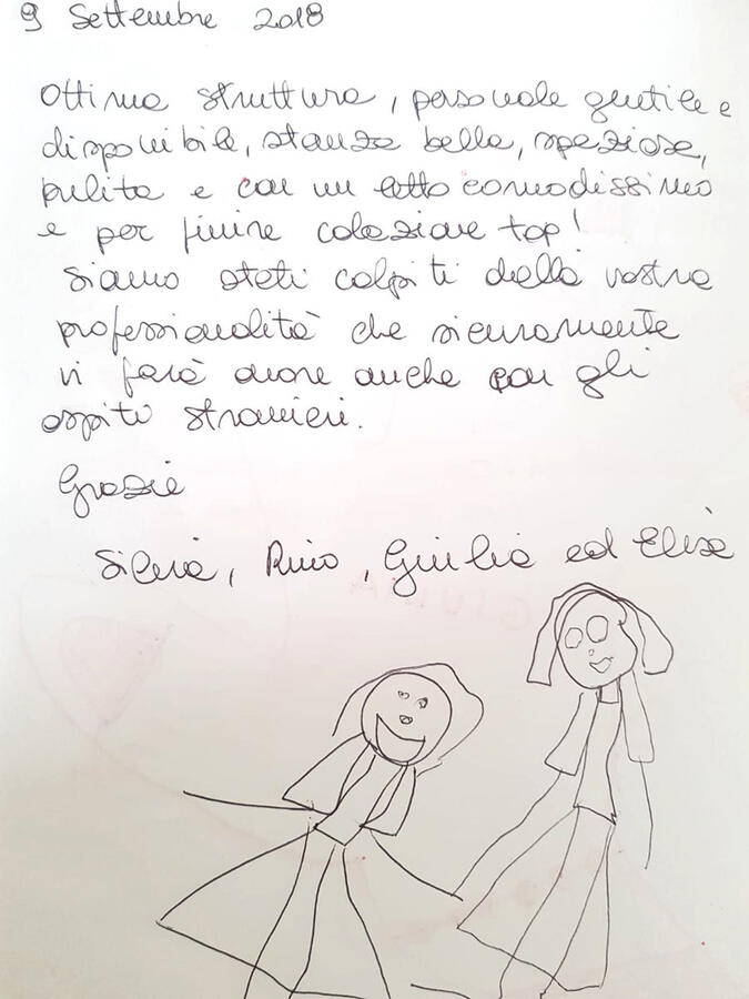Pensiero di una famiglia con il disegno di due bambine